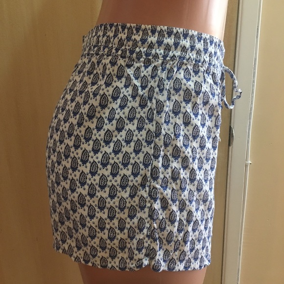 Soft Joie blue/white paisley print shorts Sz: M - Picture 2 of 4